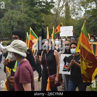 Colombo, Sri Lanka. 30.. April 2022. Ehemalige Studenten führender Schulen in Colombo hielten eine Protestkundgebung ab, in der der sofortige Rücktritt des Präsidenten, des Premierministers und der Regierung gefordert wurde. Die Mehrheit der Menschen, die an dem Protest beteiligt waren, waren ältere Bürger. Die Protestkundgebung begann im Viharamahadevi Park und endete in Galle Face Green. Stockfoto