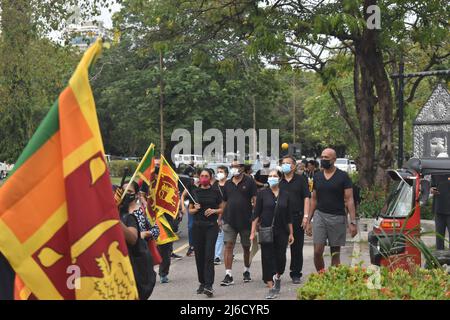 Colombo, Sri Lanka. 30.. April 2022. Ehemalige Studenten führender Schulen in Colombo hielten eine Protestkundgebung ab, in der der sofortige Rücktritt des Präsidenten, des Premierministers und der Regierung gefordert wurde. Die Mehrheit der Menschen, die an dem Protest beteiligt waren, waren ältere Bürger. Die Protestkundgebung begann im Viharamahadevi Park und endete in Galle Face Green. Stockfoto