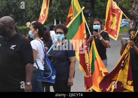 Colombo, Sri Lanka. 30.. April 2022. Ehemalige Studenten führender Schulen in Colombo hielten eine Protestkundgebung ab, in der der sofortige Rücktritt des Präsidenten, des Premierministers und der Regierung gefordert wurde. Die Mehrheit der Menschen, die an dem Protest beteiligt waren, waren ältere Bürger. Die Protestkundgebung begann im Viharamahadevi Park und endete in Galle Face Green. Stockfoto