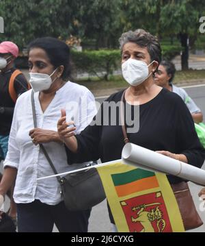 Colombo, Sri Lanka. 30.. April 2022. Ehemalige Studenten führender Schulen in Colombo hielten eine Protestkundgebung ab, in der der sofortige Rücktritt des Präsidenten, des Premierministers und der Regierung gefordert wurde. Die Mehrheit der Menschen, die an dem Protest beteiligt waren, waren ältere Bürger. Die Protestkundgebung begann im Viharamahadevi Park und endete in Galle Face Green. Stockfoto