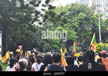 Colombo, Sri Lanka. 30.. April 2022. Ehemalige Studenten führender Schulen in Colombo hielten eine Protestkundgebung ab, in der der sofortige Rücktritt des Präsidenten, des Premierministers und der Regierung gefordert wurde. Die Mehrheit der Menschen, die an dem Protest beteiligt waren, waren ältere Bürger. Die Protestkundgebung begann im Viharamahadevi Park und endete in Galle Face Green. Stockfoto