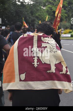 Colombo, Sri Lanka. 30.. April 2022. Ehemalige Studenten führender Schulen in Colombo hielten eine Protestkundgebung ab, in der der sofortige Rücktritt des Präsidenten, des Premierministers und der Regierung gefordert wurde. Die Mehrheit der Menschen, die an dem Protest beteiligt waren, waren ältere Bürger. Die Protestkundgebung begann im Viharamahadevi Park und endete in Galle Face Green. Stockfoto