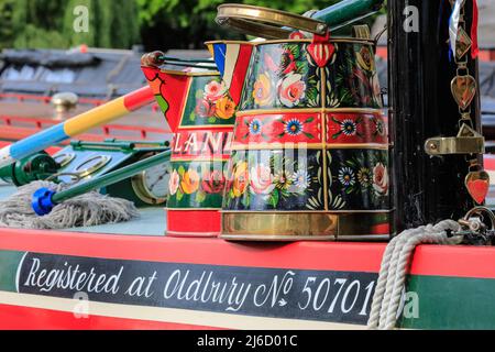 London, Großbritannien, 30.. April 2022. Deorative Details auf einem Boot. Dutzende von wunderschön dekorierten Schmalbooten, Lastkähne und Kanalbooten nehmen am IWA Canalway Cavalcade Festival Teil, das am Wochenende der Bankfeiertage Anfang Mai in das Londoner Little Venice zurückkehrt. Organisiert von der Inland Waterways Association (IWA), feiert es das Leben der Boote mit einem Bootsanlegeplatz sowie Musik, Ständen und Familienunterhaltung entlang des Grand Union Canal. Stockfoto