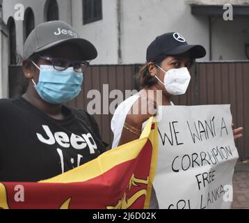 Colombo, Sri Lanka. 30.. April 2022. Ehemalige Studenten führender Schulen in Colombo hielten eine Protestkundgebung ab, in der der sofortige Rücktritt des Präsidenten, des Premierministers und der Regierung gefordert wurde. Die Mehrheit der Menschen, die an dem Protest beteiligt waren, waren ältere Bürger. Die Protestkundgebung begann im Viharamahadevi Park und endete in Galle Face Green. Stockfoto