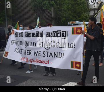 Colombo, Sri Lanka. 30.. April 2022. Ehemalige Studenten führender Schulen in Colombo hielten eine Protestkundgebung ab, in der der sofortige Rücktritt des Präsidenten, des Premierministers und der Regierung gefordert wurde. Die Mehrheit der Menschen, die an dem Protest beteiligt waren, waren ältere Bürger. Die Protestkundgebung begann im Viharamahadevi Park und endete in Galle Face Green. Stockfoto