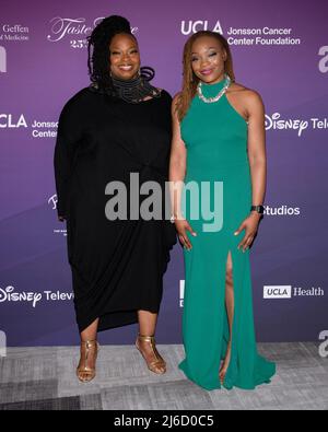 29. April 2022 - Los Angeles, Kalifornien - Joan Blakey und Ifeoma Amah. 25. jährliche Veranstaltung „Taste for a Cure“. (Bild: © Billy Bennight/AdMedia über ZUMA Press Wire) Stockfoto