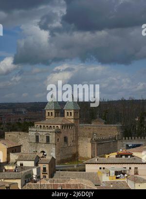 Toledo, Spanien. Das neue Bisagra-Tor (Puerta Navé de Bisagra) maurischen Ursprungs wurde im 16.. Jahrhundert von Alonso de Covarrubias (1488-1570) umgebaut. Panoramablick. Stockfoto