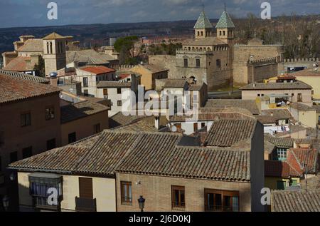 Spanien, Toledo. Panoramablick auf die Stadt, in der sich das Neue Bisagra-Tor (Puerta Nueva de Bisagra) maurischen Ursprungs befindet, das im 16.. Jahrhundert von Alonso de Covarrubias (1488-1570) umgebaut wurde. Auf der linken Seite die Kirche von Santiago el Mayor, erbaut im 13.. Jahrhundert im Mudejar-Stil. Restauriert im 20.. Jahrhundert. Stockfoto