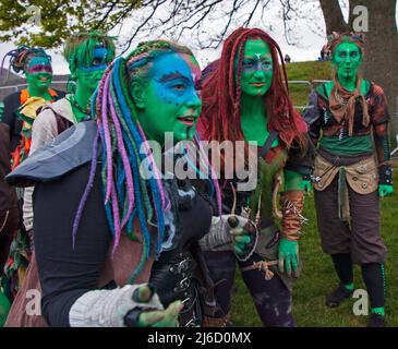 Calton Hill, Edinburgh, Schottland, Großbritannien. 30.. April 2022. Wärmen Sie sich für das Beltane Fire Festival auf, bevor die Show beginnt und der Regen um 8pm Uhr einströmte. Quelle: Arch White/alamy Live News. Stockfoto