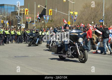 Samstag, 30. April 2022, Ottawa, Kanada. Die „Live from the Shed“, „Freedom Fighters Canada“ und „Veterans for Freedom“ -- „Rolling Thunder Convoy“ -- Memorial Event/ Protest. Veteranen dieser Gruppen hielten leidenschaftliche Reden und legten einen zeremoniellen Kranz am Fuße des National war Memorial vor einer beträchtlichen Menge aus, gefolgt von einer wirklich, donnernden Parade von Motorrädern, die auf der Elgin Street südlich des Memorial vorbeifuhren. Viele Mitglieder der Polizeidienststelle der Provinz Ottawa und Ontario standen ebenfalls zur Verfügung, um die öffentliche Sicherheit zu schützen. Stockfoto