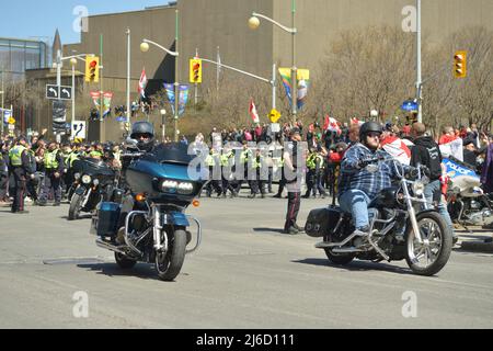 Samstag, 30. April 2022, Ottawa, Kanada. Die „Live from the Shed“, „Freedom Fighters Canada“ und „Veterans for Freedom“ -- „Rolling Thunder Convoy“ -- Memorial Event/ Protest. Veteranen dieser Gruppen hielten leidenschaftliche Reden und legten einen feierlichen Kranz am Fuße des National war Memorial vor einer beträchtlichen Menge nieder, gefolgt von einer wirklich, donnernden Parade von Motorrädern, die auf der Elgin Street südlich des Memorial vorbeifuhren. Viele Mitglieder der Polizeidienststelle der Provinz Ottawa und Ontario standen ebenfalls zur Verfügung, um die öffentliche Sicherheit zu schützen. Stockfoto