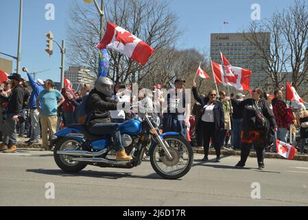 Samstag, 30. April 2022, Ottawa, Kanada. Die „Live from the Shed“, „Freedom Fighters Canada“ und „Veterans for Freedom“ -- „Rolling Thunder Convoy“ -- Memorial Event/ Protest. Veteranen dieser Gruppen hielten leidenschaftliche Reden und legten einen feierlichen Kranz am Fuße des National war Memorial vor einer beträchtlichen Menge nieder, gefolgt von einer wirklich, donnernden Parade von Motorrädern, die auf der Elgin Street südlich des Memorial vorbeifuhren. Viele Mitglieder der Polizeidienststelle der Provinz Ottawa und Ontario standen ebenfalls zur Verfügung, um die öffentliche Sicherheit zu schützen. Stockfoto