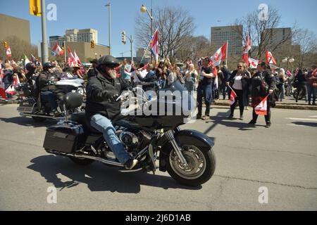 Samstag, 30. April 2022, Ottawa, Kanada. Die „Live from the Shed“, „Freedom Fighters Canada“ und „Veterans for Freedom“ -- „Rolling Thunder Convoy“ -- Memorial Event/ Protest. Veteranen dieser Gruppen hielten leidenschaftliche Reden und legten einen feierlichen Kranz am Fuße des National war Memorial vor einer beträchtlichen Menge nieder, gefolgt von einer wirklich, donnernden Parade von Motorrädern, die auf der Elgin Street südlich des Memorial vorbeifuhren. Viele Mitglieder der Polizeidienststelle der Provinz Ottawa und Ontario standen ebenfalls zur Verfügung, um die öffentliche Sicherheit zu schützen. Stockfoto