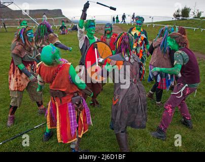 Calton Hill, Edinburgh, Schottland, Großbritannien. 30.. April 2022. Wärmen Sie sich für das Beltane Fire Festival auf, bevor die Show beginnt und der Regen um 8pm Uhr einströmte. Quelle: Arch White/alamy Live News. Stockfoto