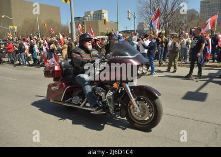 Samstag, 30. April 2022, Ottawa, Kanada. Die „Live from the Shed“, „Freedom Fighters Canada“ und „Veterans for Freedom“ -- „Rolling Thunder Convoy“ -- Memorial Event/ Protest. Veteranen dieser Gruppen hielten leidenschaftliche Reden und legten einen zeremoniellen Kranz am Fuße des National war Memorial vor einer beträchtlichen Menge aus, gefolgt von einer wirklich, donnernden Parade von Motorrädern, die auf der Elgin Street südlich des Memorial vorbeifuhren. Viele Mitglieder der Polizeidienststelle der Provinz Ottawa und Ontario standen ebenfalls zur Verfügung, um die öffentliche Sicherheit zu schützen. Stockfoto