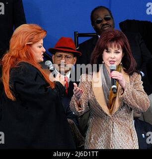 **DATEI FOTO** Naomi Judd ist verstorben. Washington DC., USA, 13. November 2006 Naomi und Wynonna Judd treten gemeinsam bei der bahnbrechenden Einweihung des Martin Luther King Memorial auf. Kredit: Mark Reinstein/MediaPunch Stockfoto