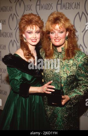 **DATEI FOTO** Naomi Judd ist verstorben. Die Judds bei den Annual American Music Awards 14. im Shrine Auditorium in Los Angeles, CA 26. Januar 1987 Quelle: Ralph Dominguez/MediaPunch Stockfoto