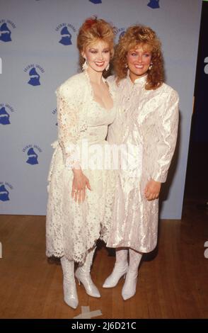 **DATEI FOTO** Naomi Judd ist verstorben. Die Judds bei den Annual Grammy Awards 29. am 24. Februar 1987 im Shrine Auditorium, Los Angeles, Kalifornien. Quelle: Ralph Dominguez/MediaPunch Stockfoto