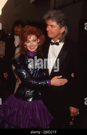 **DATEI FOTO** Naomi Judd ist verstorben. Naomi Judd und Larry Strickland bei den Annual Academy of Country Music Awards 34. 05. Mai 1999 Quelle: Ralph Dominguez/MediaPunch Stockfoto