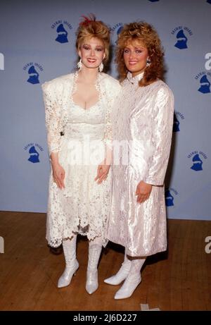 **DATEI FOTO** Naomi Judd ist verstorben. Die Judds bei den Annual Grammy Awards 29. am 24. Februar 1987 im Shrine Auditorium, Los Angeles, Kalifornien. Quelle: Ralph Dominguez/MediaPunch Stockfoto