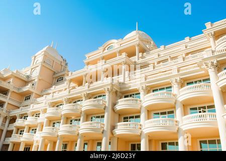 Dubai, Vereinigte Arabische Emirate - 28. April 2022: Luxus-Resort im Palm Jumeirah mit barocker Architektur und tropischem Garten Stockfoto