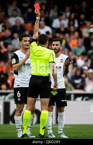 Valencia, Spanien, 30. April 2022. Schiedsrichter von Figueroa Vazquez zeigt Jose Luis Gaya von Valencia CF (R) die rote Karte Während des La Liga-Spiels zwischen Valencia cf und Levante UD. Foto von Jose Miguel Fernandez /Alamy Live News ) Stockfoto