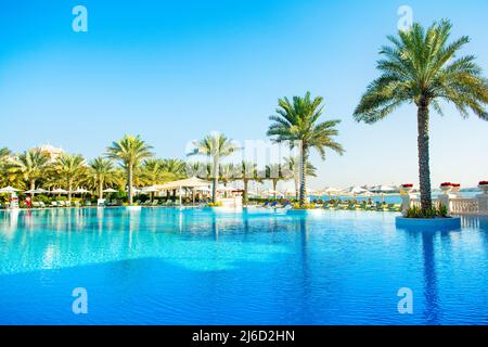 Dubai, Vereinigte Arabische Emirate - 18. April 2022: Luxus-Strandresort auf Palm Jumeirah mit Pool und Entspannungsbereich Stockfoto