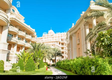 Dubai, Vereinigte Arabische Emirate - 28. April 2022: Luxus-Resort im Palm Jumeirah mit barocker Architektur und tropischem Garten Stockfoto