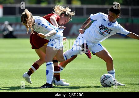 Giada Greggi von AS Roma, Sara Mella und Ludovica Silvioni von Empoli Ladies konkurrieren im stadio delle tre fontane, Roma, April 30. 2022 um den Ball während des Halbfinalspiels der italienischen Frauenmeisterschaft zwischen DEN DAMEN VON AS Roma und Empoli. Foto Andrea Staccioli / Insidefoto Stockfoto