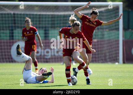 Isotta Nocchi von Empoli Ladies, Giada Greggi und Paloma Lazaro von AS Roma während des Halbfinalspiels der italienischen Frauenpokale zwischen DEN DAMEN VON AS Roma und Empoli im stadio delle tre fontane, Roma, April 30. 2022. Foto Andrea Staccioli / Insidefoto Stockfoto