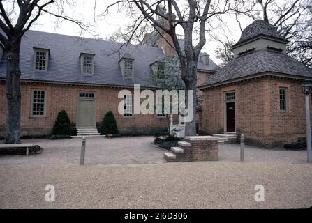 Williamsburg, VA. USA 9/1987. Gov. palace. Gefördert durch das Bürgerhaus im Jahr 1706. Es wurde ab 1706 gebaut. Das Haupthaus brannte 1781 ab, obwohl die Nebengebäude einige Zeit später überlebten. Der Gouverneurspalast wurde im Jahre 1930s an seiner ursprünglichen Stelle wieder aufgebaut. Es ist eines der zwei größten Gebäude in Colonial Williamsburg, das andere ist das Capitol. Stockfoto