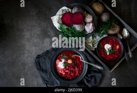 Traditionelle osteuropäische Rote-Bete-Suppe Borscht serviert mit Dill und saurer Sahne Stockfoto