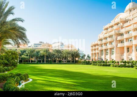 Dubai, Vereinigte Arabische Emirate – 18. April 2022: Wunderschöner tropischer Garten im Luxushotel Palm Jumeirah Stockfoto