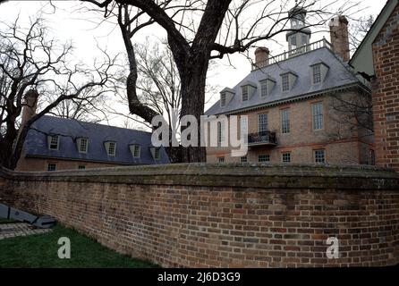 Williamsburg, VA. USA 9/1987. Gov. palace. Gefördert durch das Bürgerhaus im Jahr 1706. Es wurde ab 1706 gebaut. Das Haupthaus brannte 1781 ab, obwohl die Nebengebäude einige Zeit später überlebten. Der Gouverneurspalast wurde im Jahre 1930s an seiner ursprünglichen Stelle wieder aufgebaut. Es ist eines der zwei größten Gebäude in Colonial Williamsburg, das andere ist das Capitol. Stockfoto