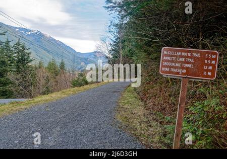 Ein Meilenschild auf dem Palouse to Cascades State Park Trail in der Nähe von North Bend in Washington, USA Stockfoto