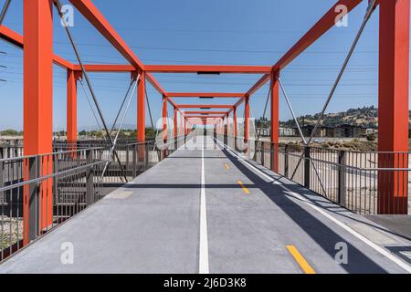 Blick auf die neue Taylor Yard Radwegbrücke über den Los Angeles River zwischen Elysian Valley - Frog Town und Cypress Park in Los Angeles. Stockfoto