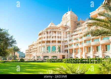 Dubai, Vereinigte Arabische Emirate - 28. April 2022: Luxus-Resort im Palm Jumeirah mit barocker Architektur und tropischem Garten Stockfoto