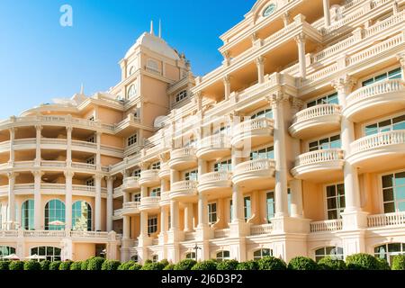 Dubai, Vereinigte Arabische Emirate - 28. April 2022: Luxus-Resort im Palm Jumeirah mit barocker Architektur und tropischem Garten Stockfoto