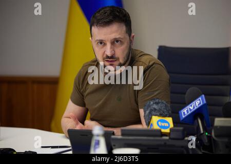 Kiew, Ukraine. 29. April 2022. Der ukrainische Präsident Wolodymyr Zelenskyy beantwortet eine Frage während eines Interviews mit polnischen Medien am 29. April 2022 in Kiew, Ukraine. Zelenskyy kündigte an, dass polnische Unternehmen in den ukrainischen Kraftstoffmarkt eintreten werden, um Tankstellen zur Verfügung zu stellen, um den durch die russische Invasion verursachten Mangel zu lindern. Quelle: Ukrainische Präsidentschaft/Ukrainische Präsidentschaft/Alamy Live News Stockfoto