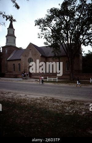 Williamsburg VA USA 9/1987. Die Bruton Parish Church befindet sich in der restaurierten Gegend von Colonial Williamsburg in Williamsburg, Virginia, USA. Es wurde 1674 durch die Konsolidierung von zwei früheren Pfarreien in der Virginia Colony gegründet und bleibt eine aktive Episkopalgemeinde. Das Gebäude, erbaut 1711–15, wurde 1970 als gut erhaltenes frühes Beispiel kolonialer religiöser Architektur zum National Historic Landmark ernannt. Stockfoto