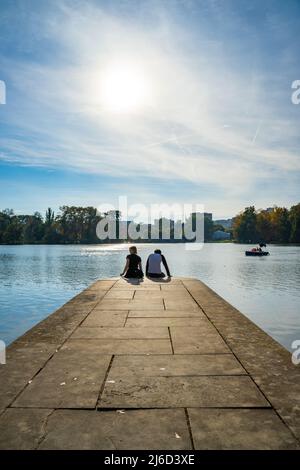 Lyon, Frankreich, 23. Oktober 2018, typisch romantische Atmosphäre des Parc de la Tête d'Or (Goldkopf des Parks). Stockfoto
