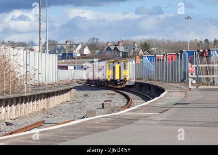 Der einmal tägliche Personenzug zum Hafen von Heysham kommt am Hafenbahnhof an, einem Zug der Northern Rail der Klasse 156 Stockfoto