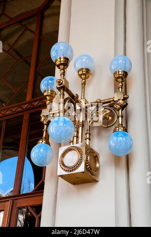 Außenbeleuchtung im Café Gerbeaud in Budapest, einem berühmten traditionellen ungarischen Kaffeehaus und Süßwaren. Stockfoto