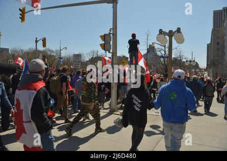 Samstag, 30. April 2022, Ottawa, Kanada. Die „Live from the Shed“, „Freedom Fighters Canada“ und „Veterans for Freedom“ -- „Rolling Thunder Convoy“ -- Memorial Event/ Protest. Veteranen dieser Gruppen hielten leidenschaftliche Reden und legten einen feierlichen Kranz am Fuße des National war Memorial vor einer beträchtlichen Menge nieder, gefolgt von einer wirklich, donnernden Parade von Motorrädern, die auf der Elgin Street südlich des Memorial vorbeifuhren. Viele Mitglieder der Polizeidienststelle der Provinz Ottawa und Ontario standen ebenfalls zur Verfügung, um die öffentliche Sicherheit zu schützen. Stockfoto