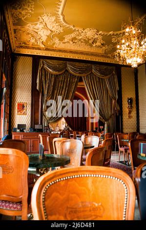 Café Gerbeaud in Budapest, ein traditionelles ungarisches Kaffeehaus. Stockfoto