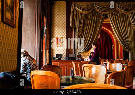 Fensterplatz im Café Gerbeaud in Budapest, einem traditionellen ungarischen Kaffeehaus. Stockfoto