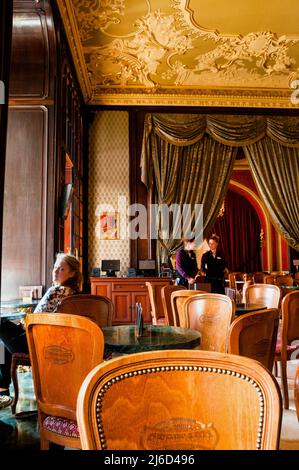 Das Café Gerbeaud in Budapest ist ein traditionelles ungarisches Kaffeehaus. Stockfoto