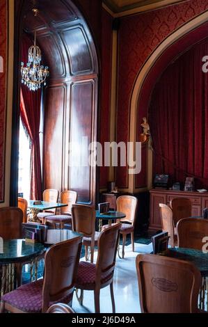 Das Café Gerbeaud in Budapest ist ein traditionelles ungarisches Kaffeehaus. Stockfoto