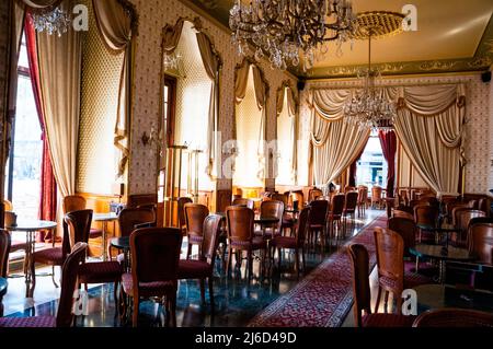 Das Café Gerbeaud im Zentrum von Budapest ist ein berühmtes traditionelles ungarisches Kaffeehaus. Stockfoto