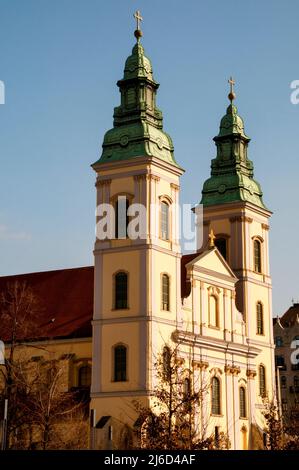 Die ungarische neoklassizistische Budapester Pfarrkirche in der Innenstadt von Pest hat dorische, ionische und korinthische Pilaster. Stockfoto